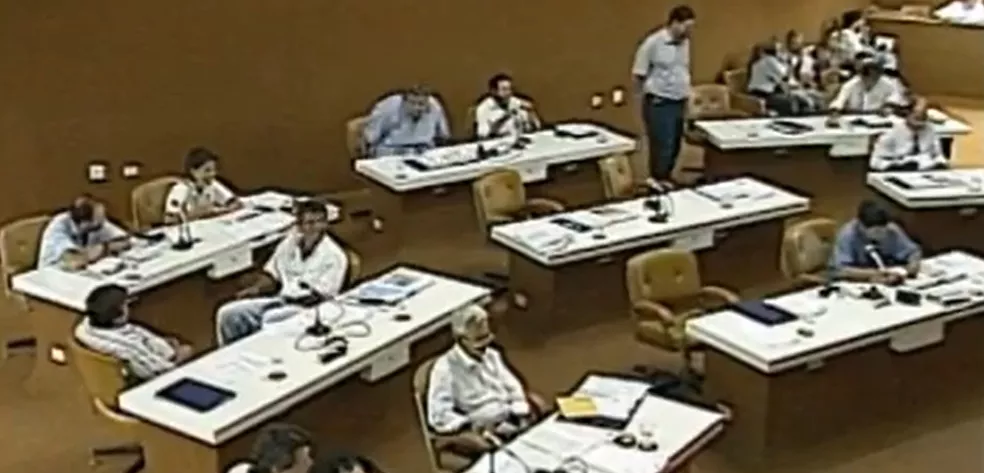 Driblar o caixa público nem sempre dá certo. Vereadores de Londrina tiveram que devolver 13º salário pago em 1996