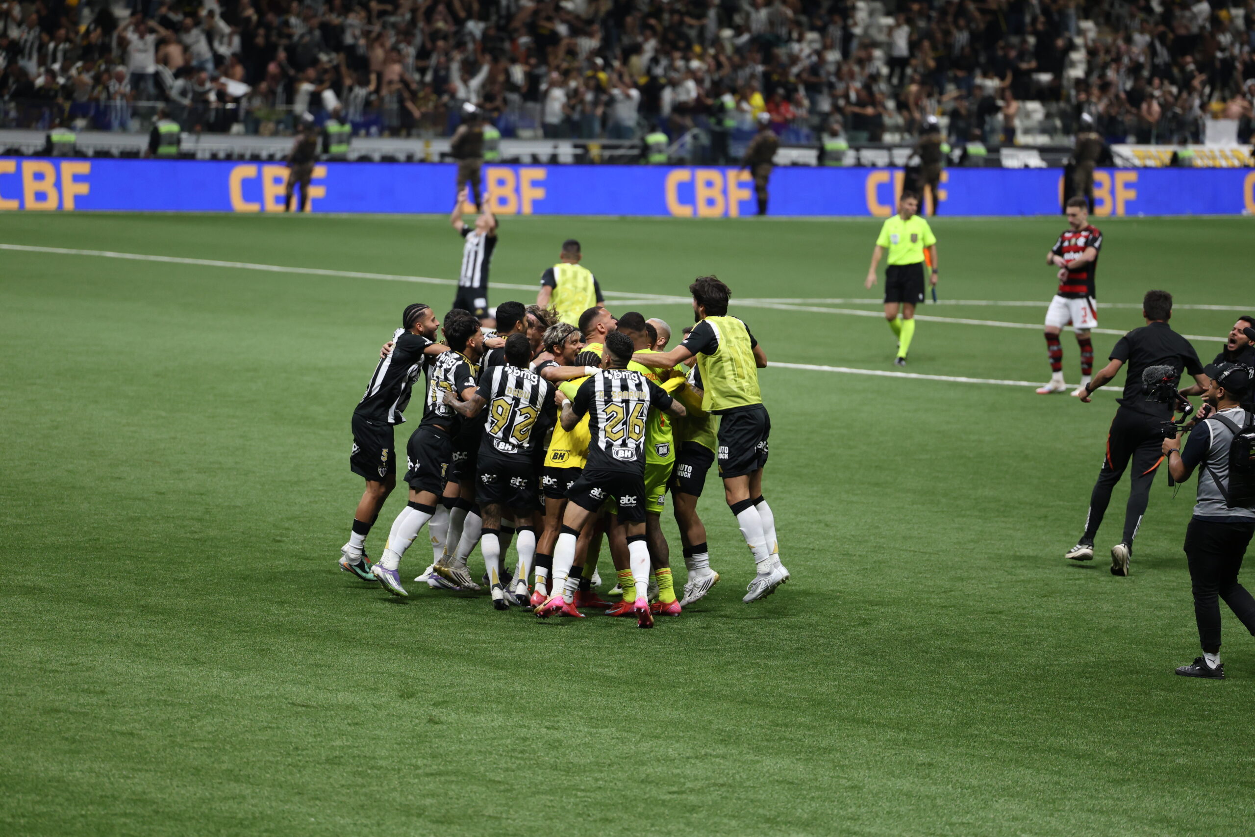 Everson fecha o gol e Galo manda o Flamengo para casa