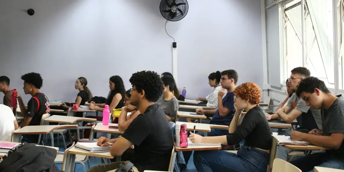 Alunos do cursinho comunitário fazem campanha para pagar inscrição do vestibular da UEL