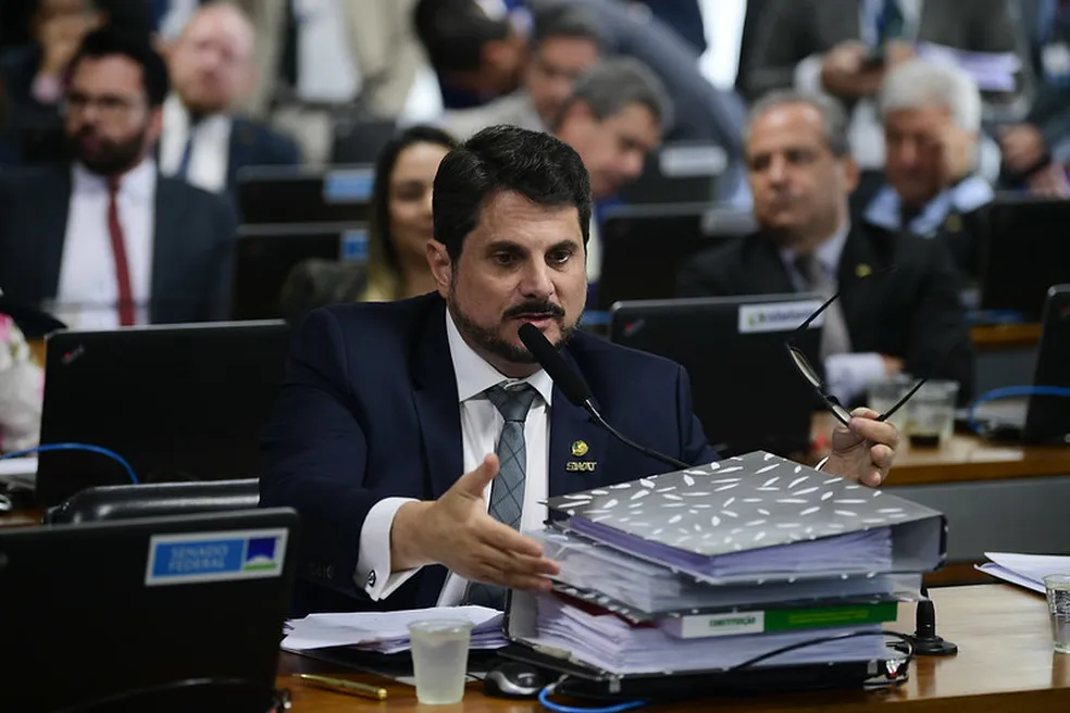Senador Marcos do Val, descumpre determinação do STF, retorna dos EUA e ganha “tornozeleira de presente”