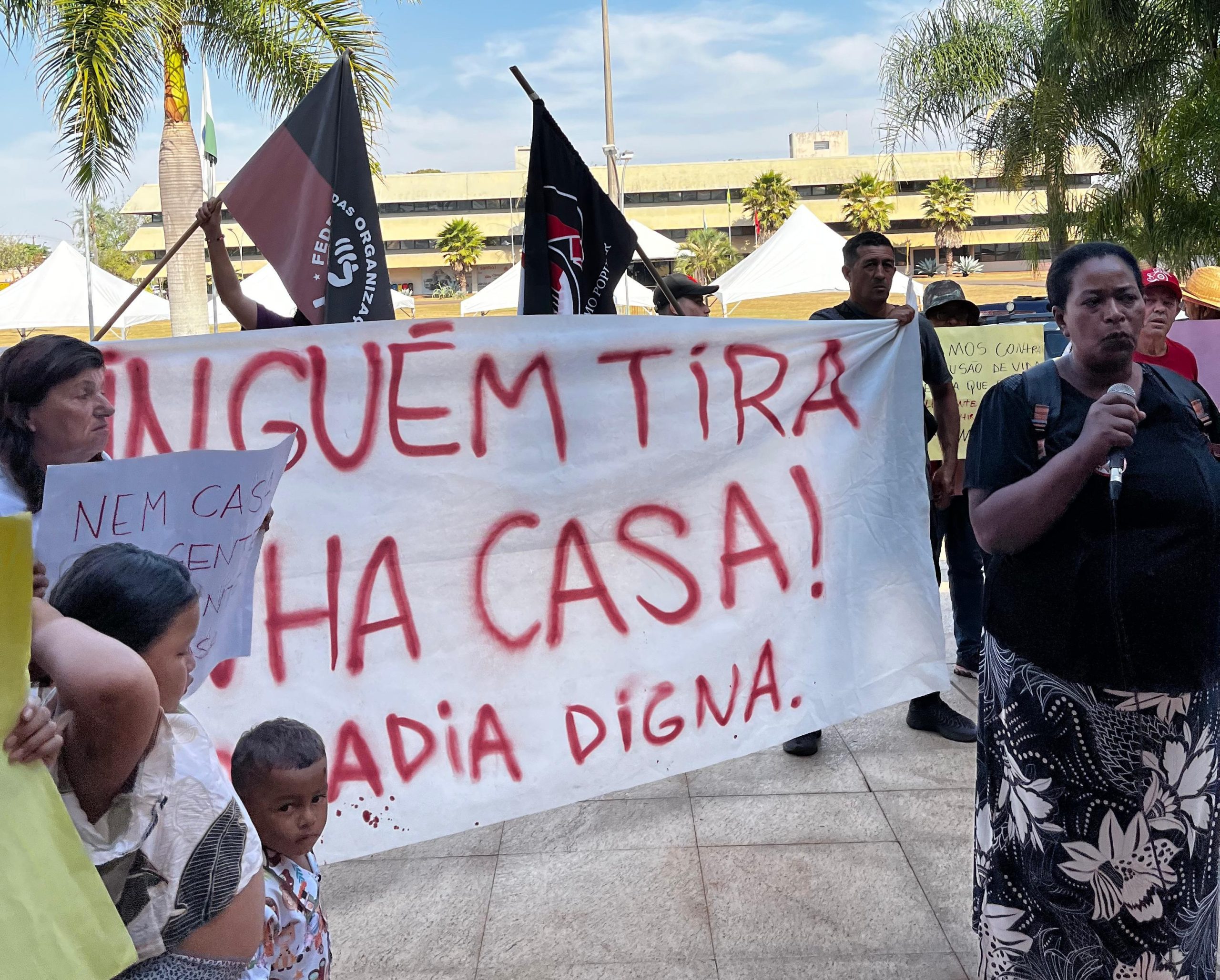 Moradores do Jardim Cristal protestam em frente a prefeitura de Londrina, mas não são recebidos pelo poder público