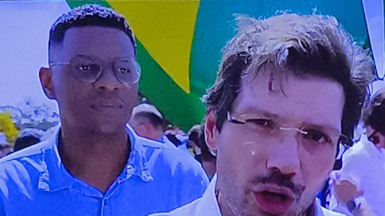 Não, não deve ser "papagaio de pirata", deve ser outra coisa mais importante