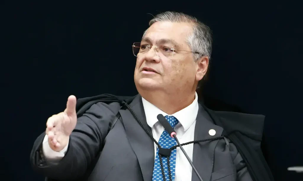 Moraes e Flávio Dino votam pela manutenção da prisão preventiva de Bolsonaro