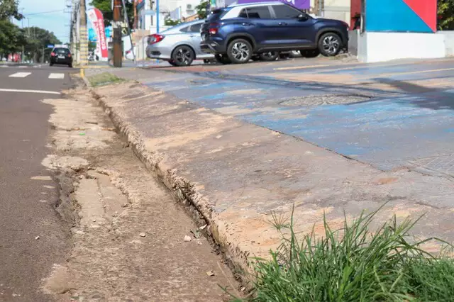 Estacionamento de recuo: espaço público sendo privatizado em Londrina