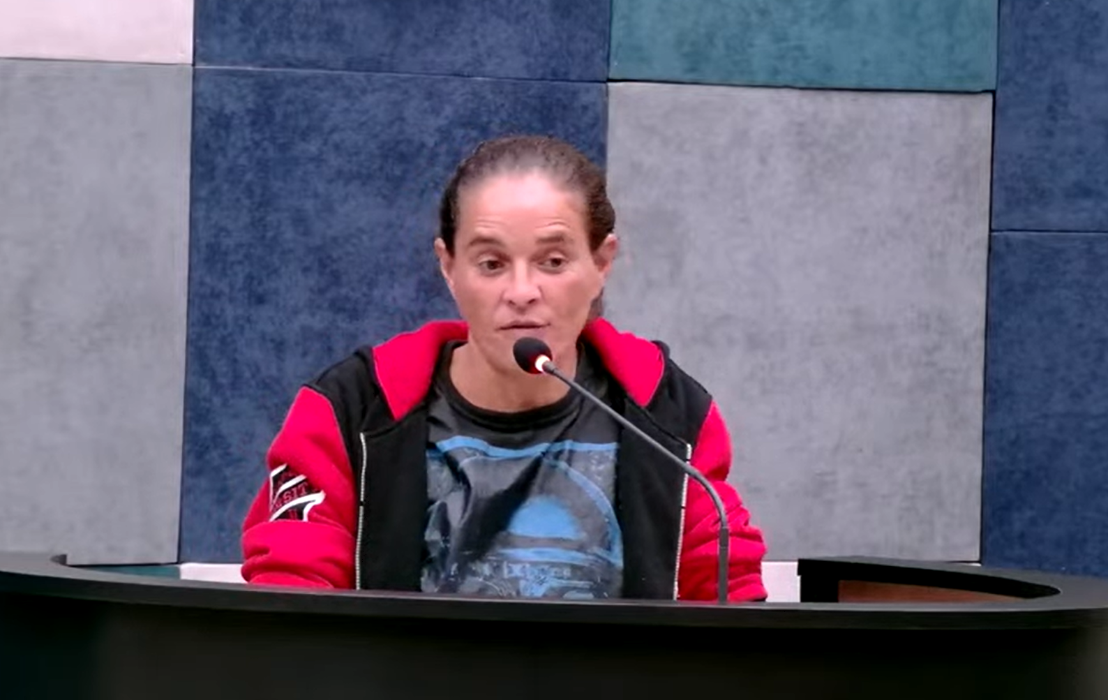 Câmara de vereadores lotada para discutir corte no orçamento da Secretaria de Assistência. Entidades denunciam desmonte dos projetos sociais
