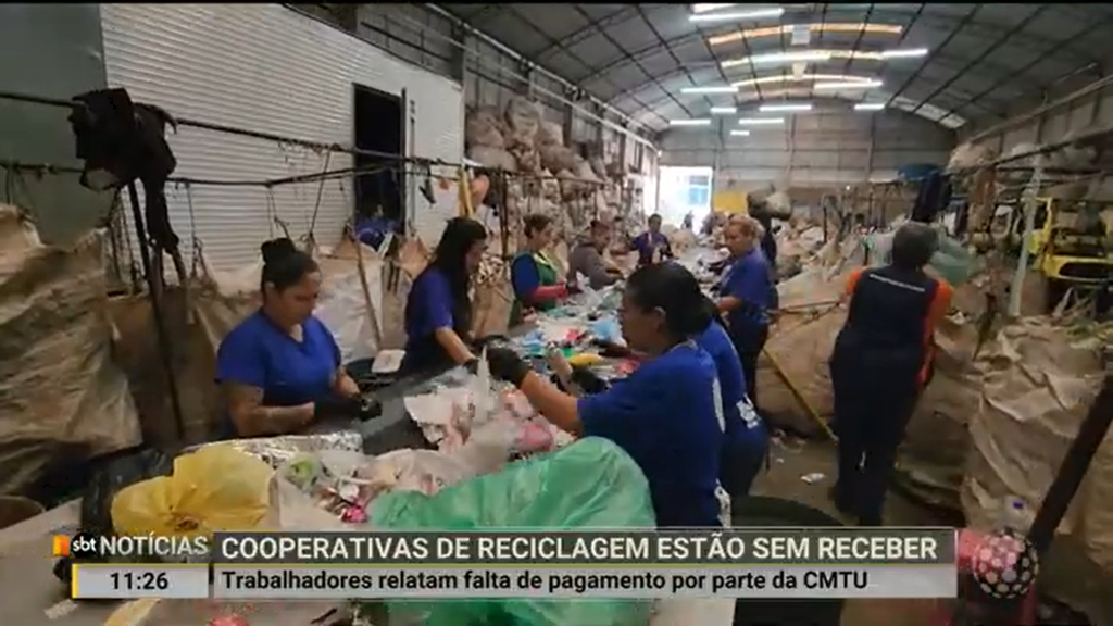 Cooperativas que recolhem lixo reciclável reclamam que pagamentos da CMTU estão atrasados. Empresa nega