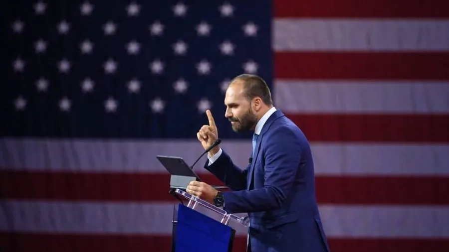 Moraes vota para tornar Eduardo Bolsonaro réu por atuação nos EUA