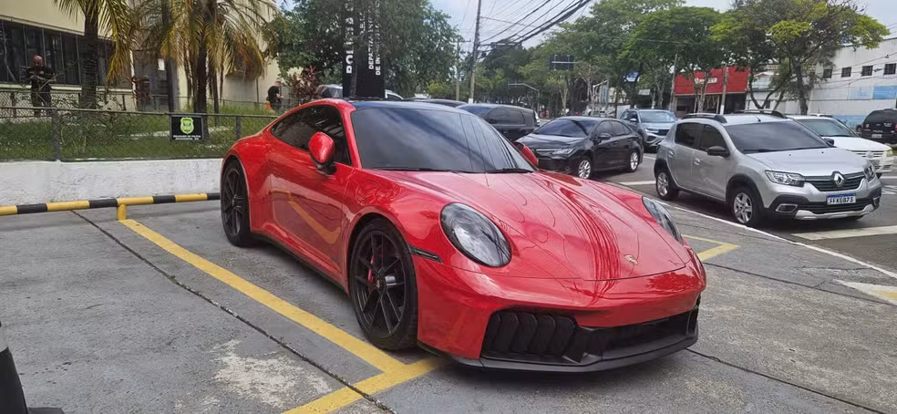 Justiça bloqueia R$ 6 bilhões e apreensão de carros de luxo de integrantes do PCC