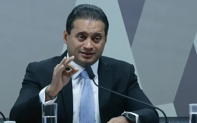 Senador do PDT é alvo de Operação da Polícia Federal que investiga descontos ilegais dos aposentados