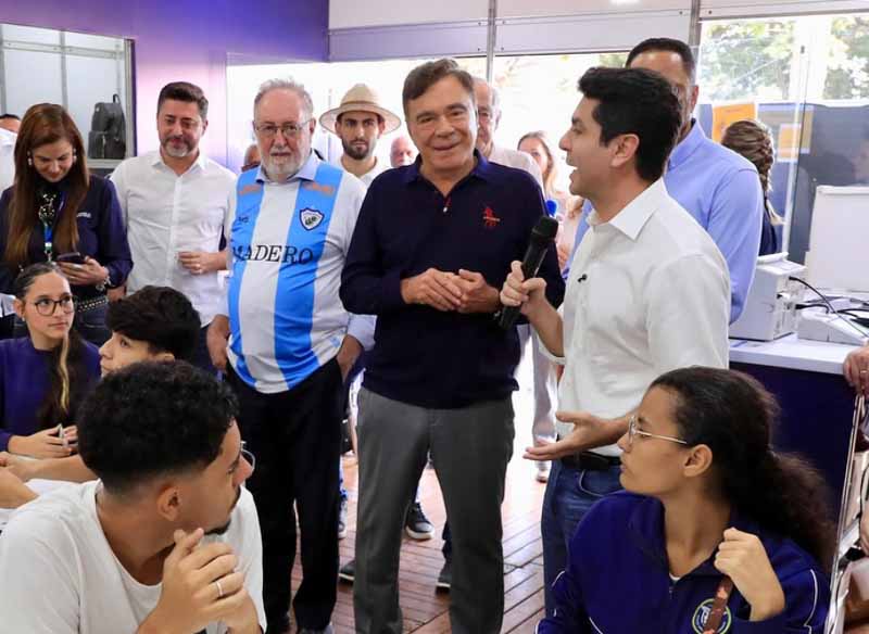 Tapinhas nas costas e sorriso amarelo quando o assunto é a escolha de Ratinho para o governo