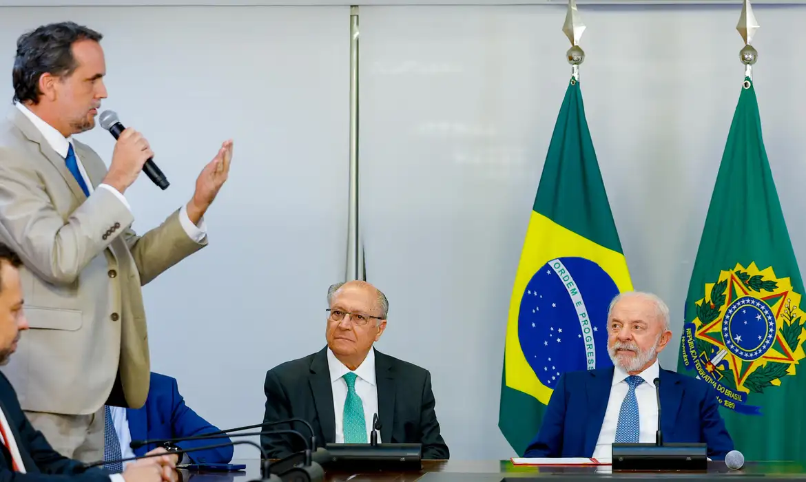 Lula acaba com a "taxa da blusinha"