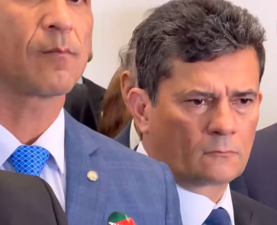 A expressão de Sérgio Moro viraliza quando Flávio Bolsonaro confirma que foi visitar Daniel Vorcaro quando ele já estava com tornozeleira