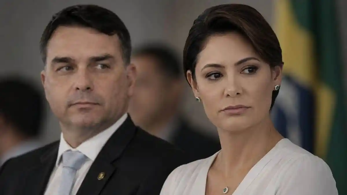 Sentiu a porrada: Flávio Bolsonaro, em suas redes sociais, pede desculpas a Michelle