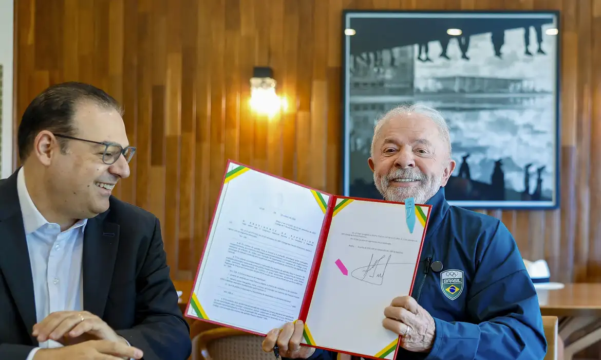 Presidente Lula sanciona lei que permite renovação automática da CNH