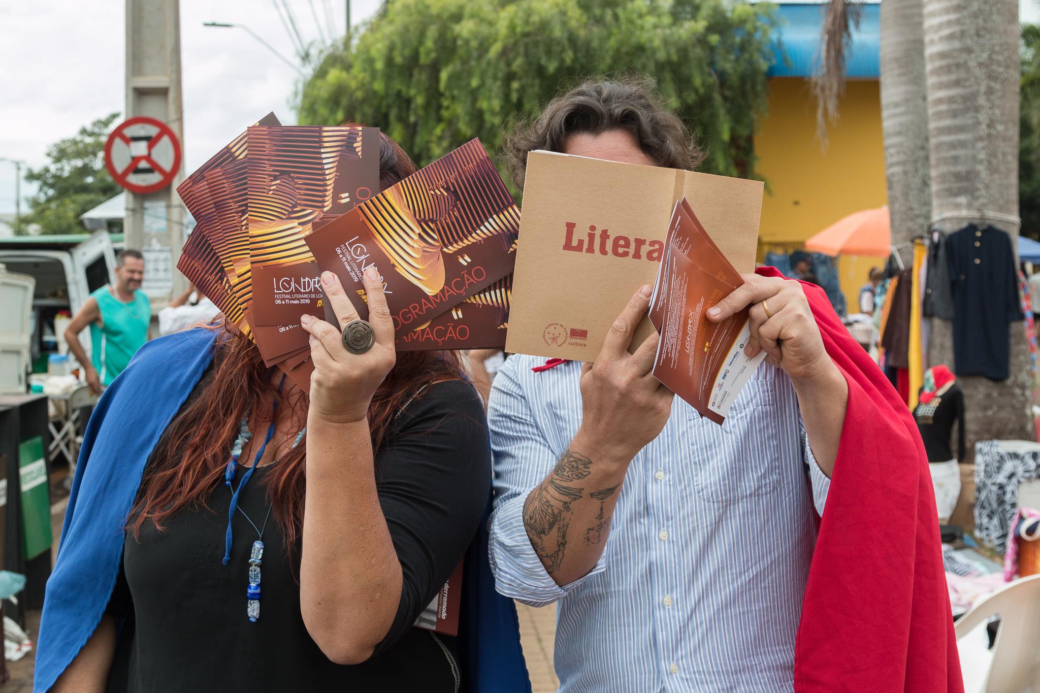 Londrix leva o Assalto Literário à Feira da Lua e transforma o espaço em palco de poesia e distribuição gratuita de livros