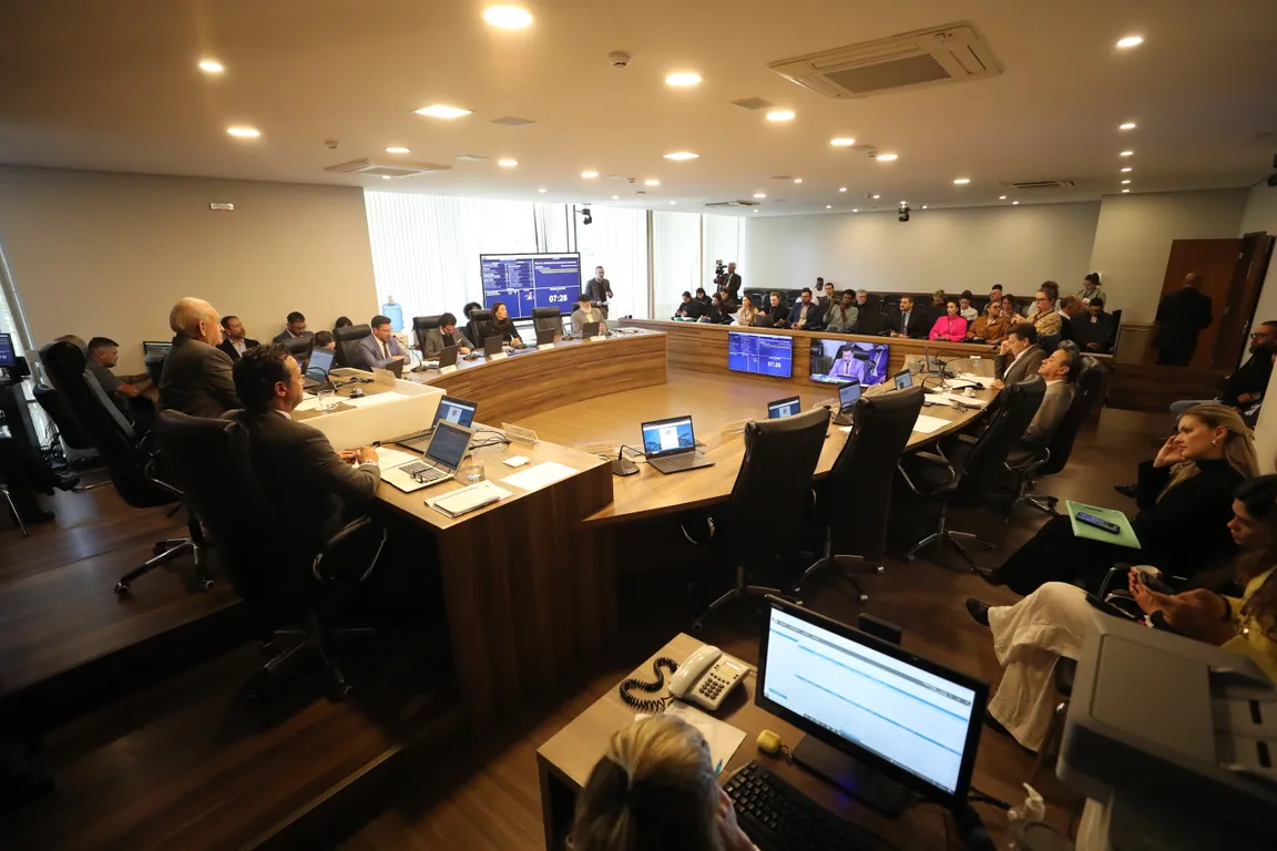 CCJ da Assembleia mantém suspensão por 30 dias das prerrogativas do deputado Renato Freitas
