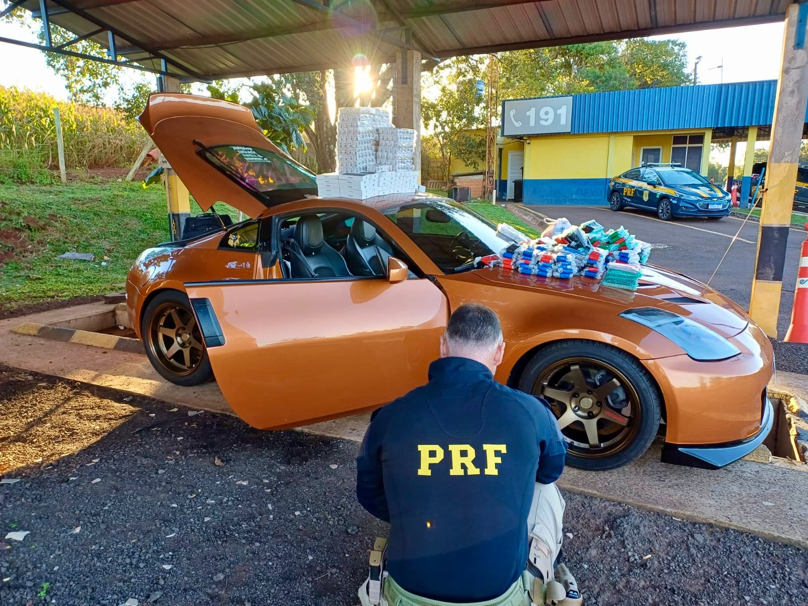 Paraguaio, dirigindo carro de luxo, é flagrado com 416 iphones. Pede para ir ao banheiro e foge