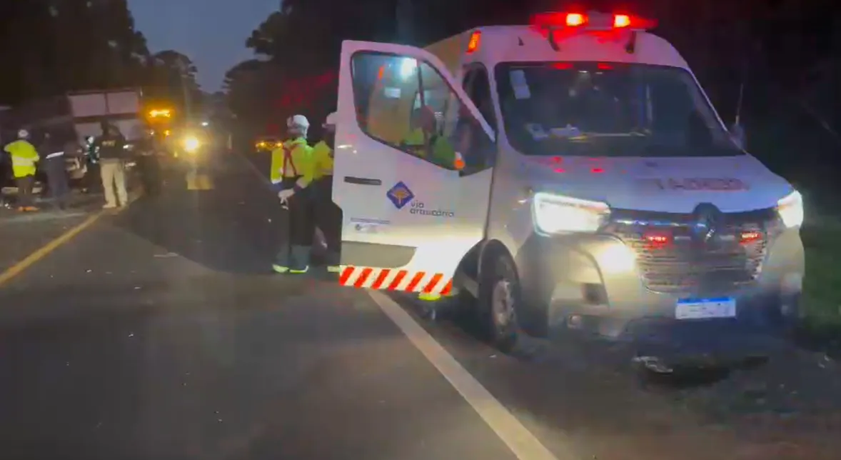 Tragédia no Paraná: carreta invade a pista contrária bate em micro-ônibus. 23 pessoas morreram