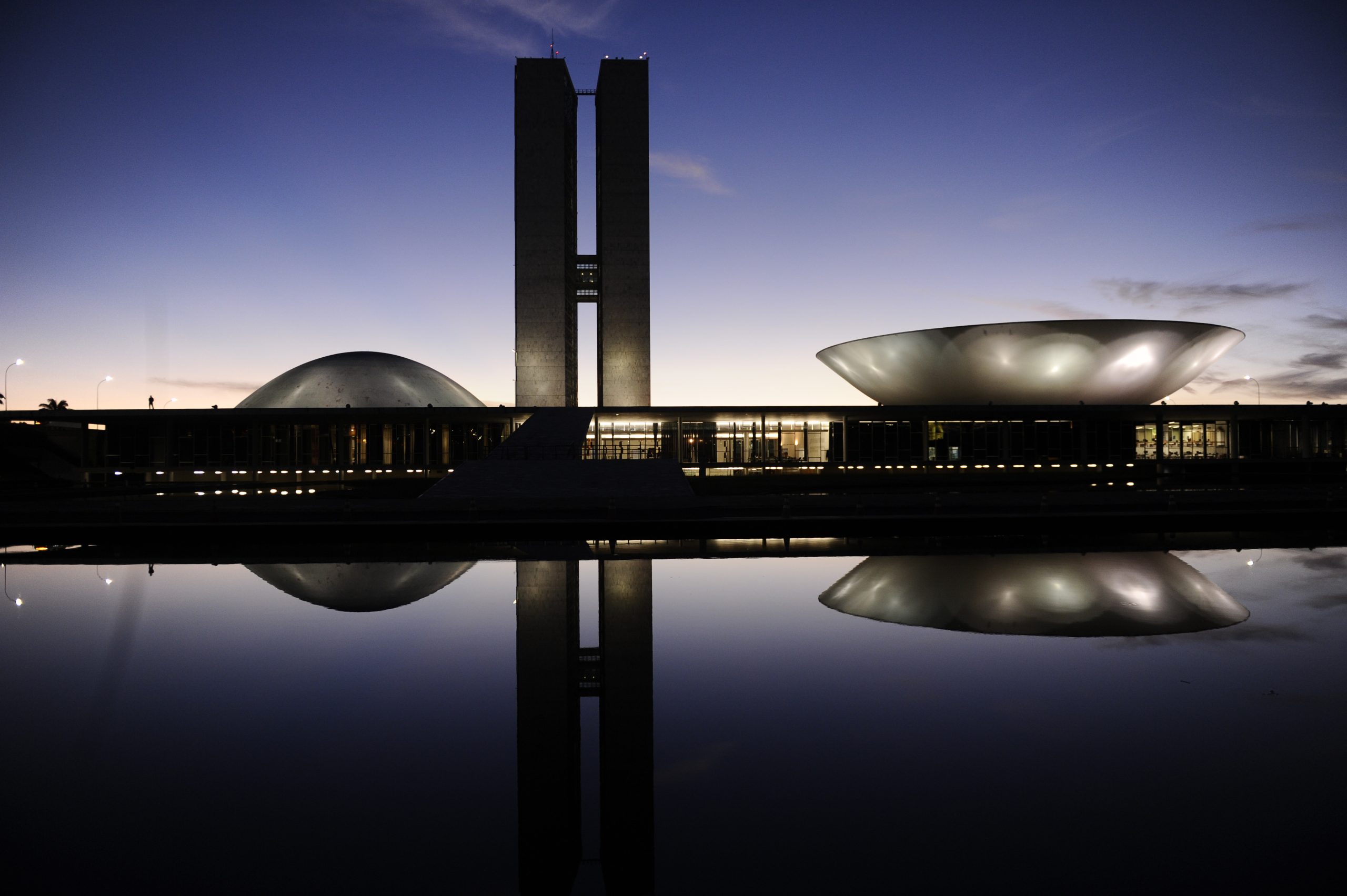 Congresso Nacional iluminado especialmente para a campanha para a doação de órgãos