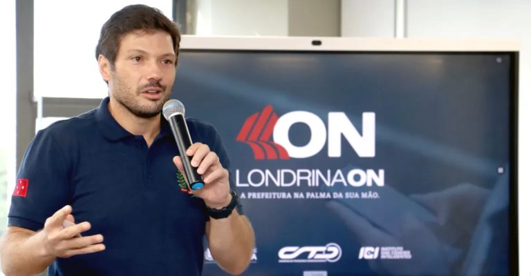 Prefeito de Londrina, Tiago Amaral, apresentando o aplicativo Londrina On