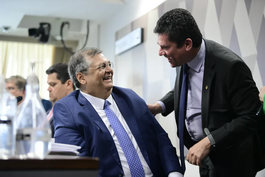 Justiça Eleitoral dá um chega prá lá em Moro e nega pedido do PL que queria proibir propaganda que associa o senador com voto em Flavio Dino