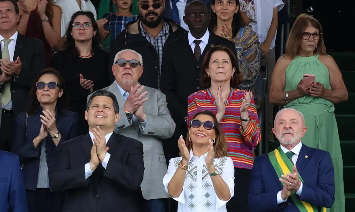 Desfile em Brasília apresenta temas como Feminicídio, Soberania e Copa do Mundo Feminina