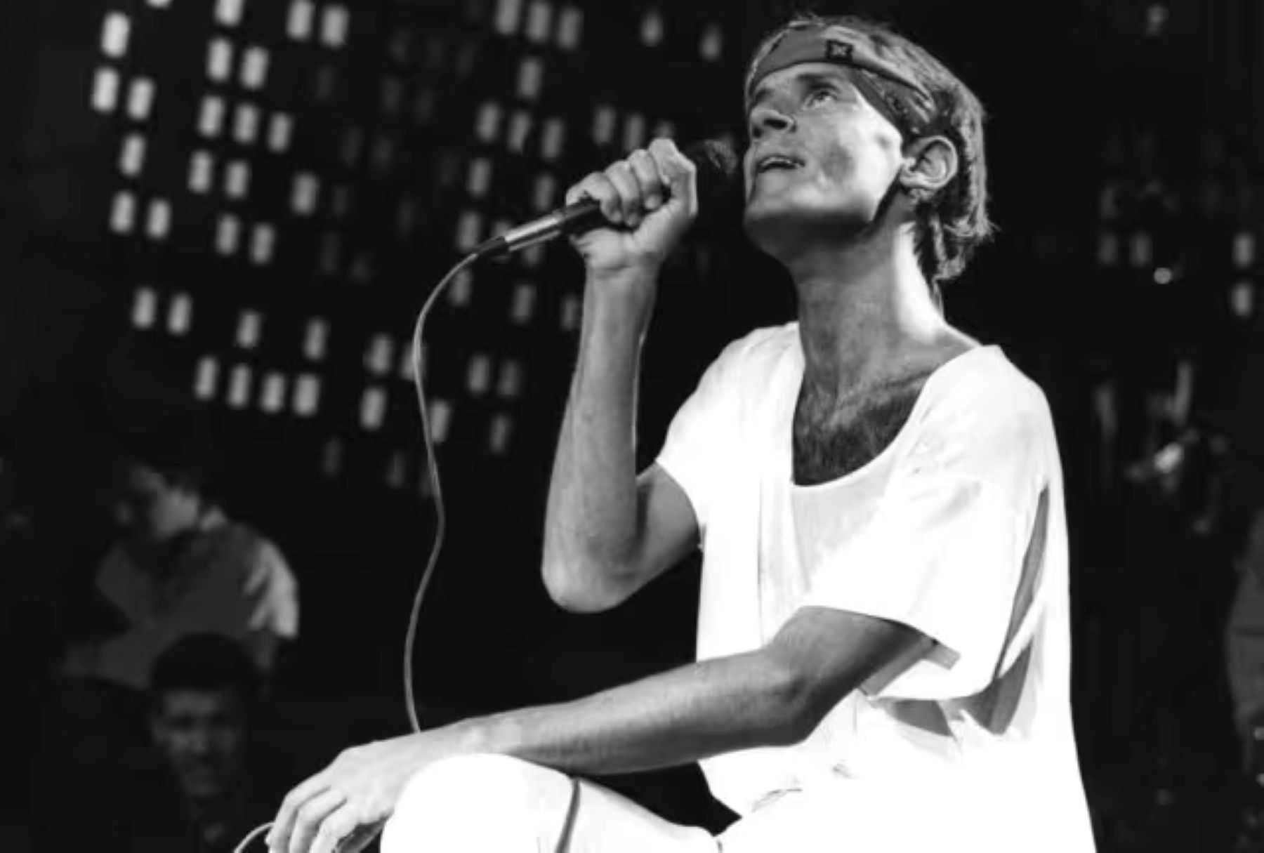 Cantor Cazuza cantando seu hit Burguesia