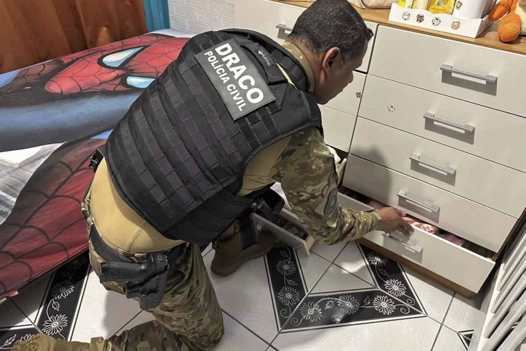 Policial do GAECO cumpre mandado de busca e apreensão