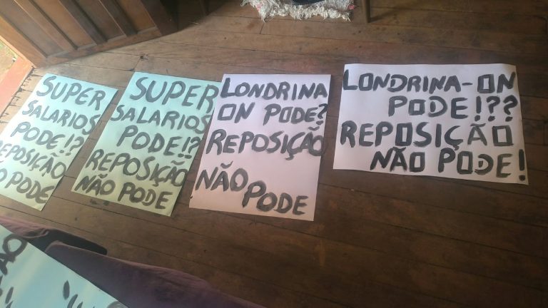 cartazes com cobranças à prefeitura de Londrina sobre reposição salarial