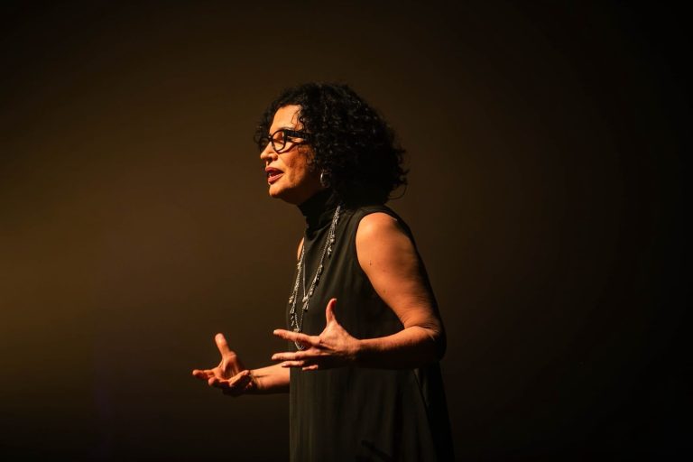Viviane Mosé une filosofia, poesia e teatro no palco do Festival de Dança