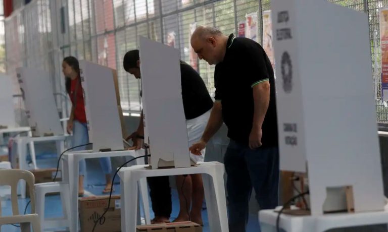 Eleitor votando. Conheça as regras para o dia da eleição