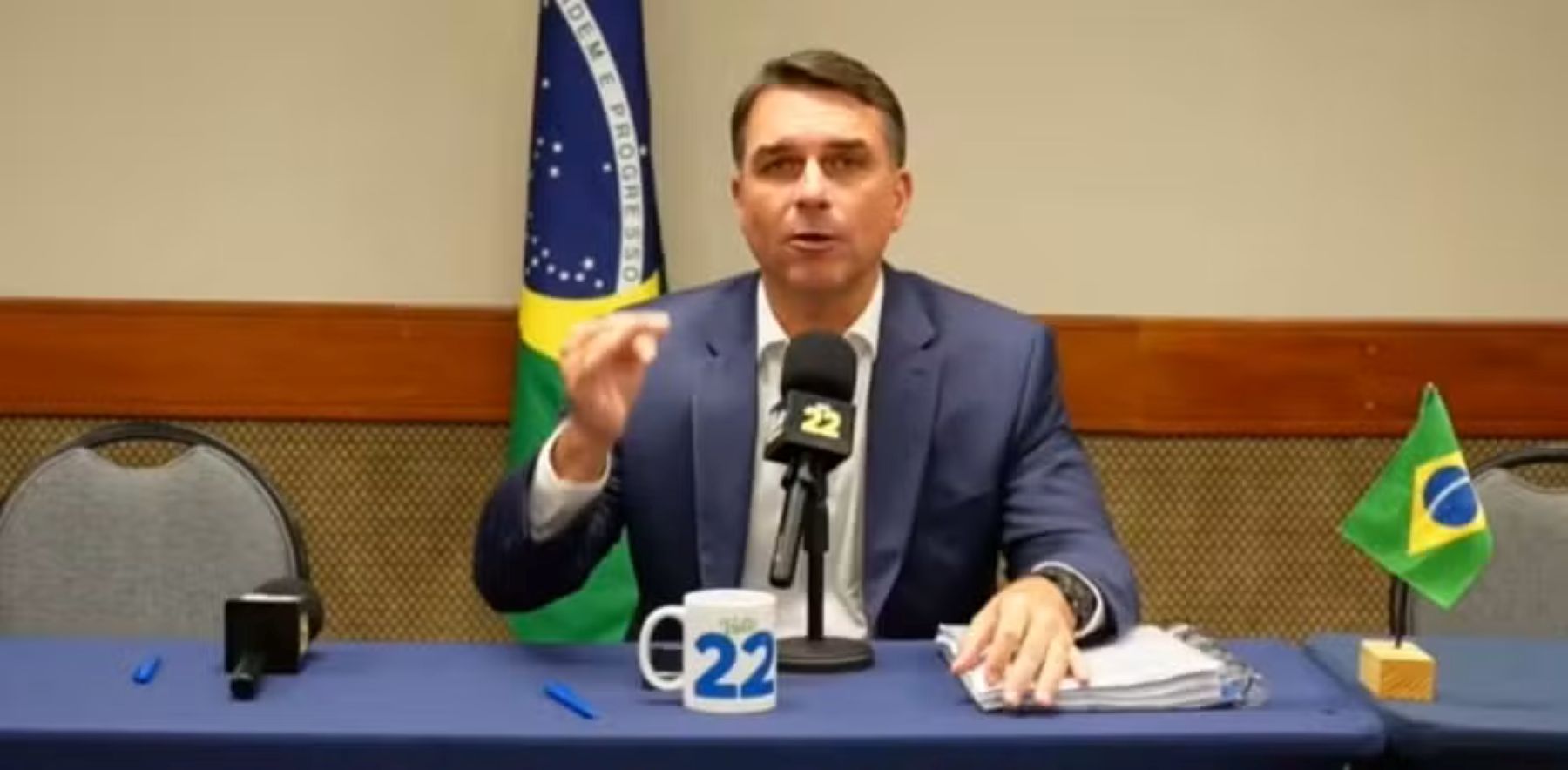 Flávio Bolsonaro faz live no youtube