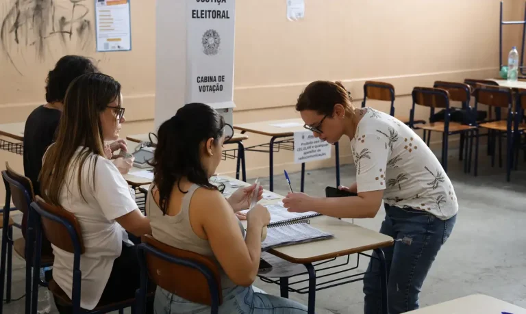 Eleitor vota nas eleições de 2026