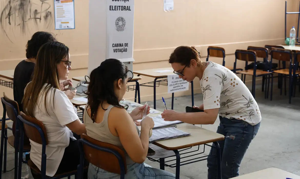 Eleitor vota nas eleições de 2026